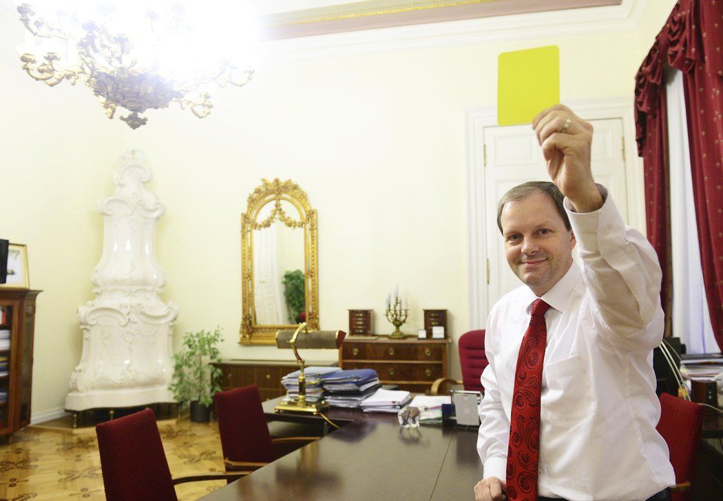 Ministr školství, mládeže a tělovýchovy - Marcel Chládek byl v minulosti fotbalovým rozhodčím. I to hraje při jednáních se sportovními představiteli v jeho prospěch. Protekci ale odmítá žlutou kartou.