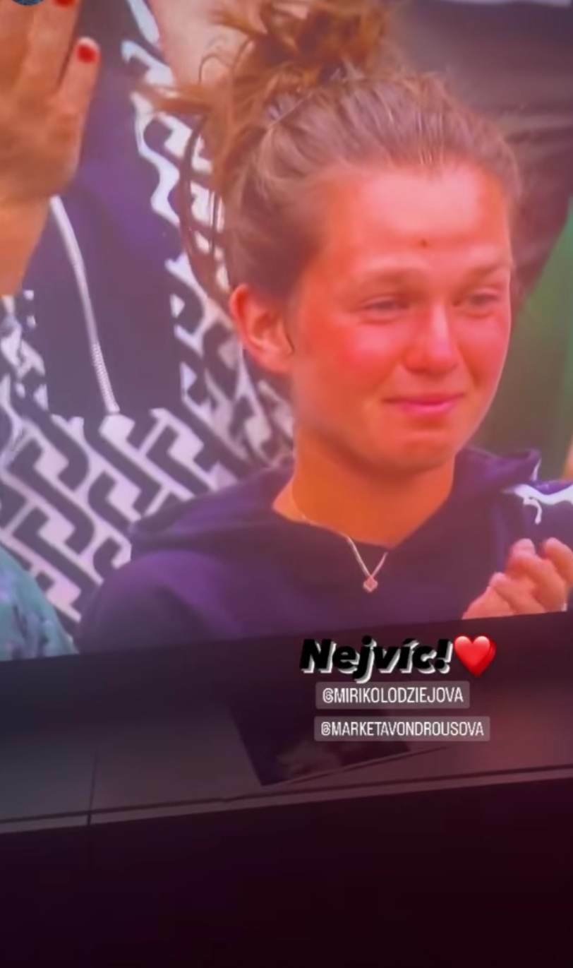 Vondroušové fandila na tribuně i její parťačka ze čtyřhry Miriam Kolodziejová, kterou postup kamarádky do semifinále opravdu dojal