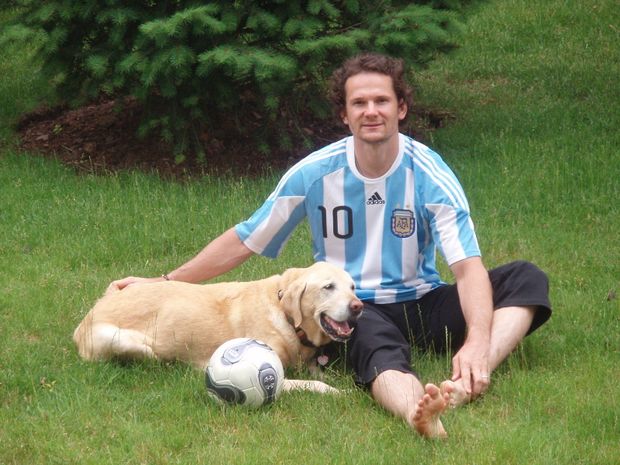 Patrik Eliáš fotbal miluje, nejvíc i podle oblečeného dresu fandí Argentincům. Jenže šampionát podle něho vyhrají Španělé. Patrik Eliáš fotbal miluje, nejvíc i podle oblečeného dresu fandí Argentincům. Jenže šampionát podle něho vyhrají Španělé.