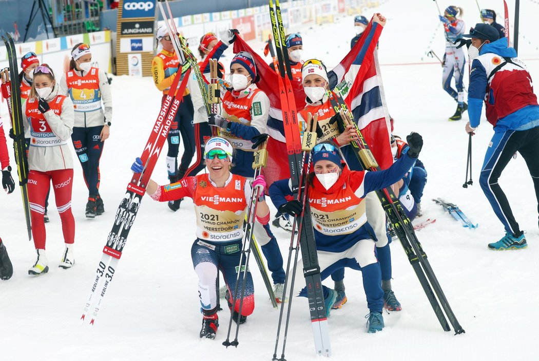 Štafetu na MS v klasickém lyžování ovládly běžkařky Norska