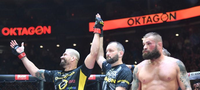 Vyhlášení. Králem československého MMA je Attila Végh