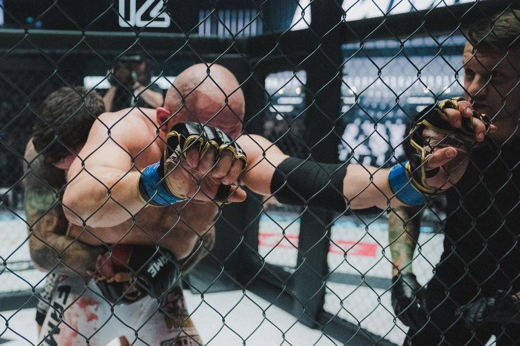 Polští organizátoři MMA bitev celebrit přišli s další novinkou, nad kterou profesionální bojovníci kroutí hlavou. Bitka v kleci o velikosti tři krát tři metry!