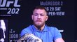 Conor McGregor přišel na tiskovou konferenci pozdě