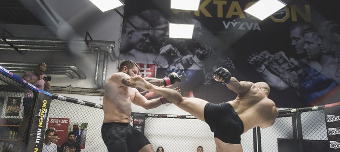 V reality show OKTAGON se utkají čeští a slovenští MMA bojovníci