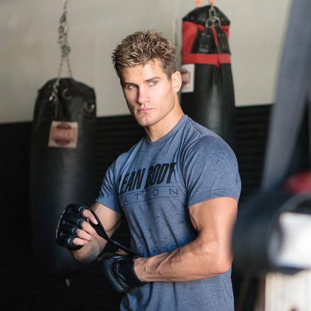 Třiadvacetiletý Američan Sage Northcutt po knokautu musel podstoupit devítihodinovou operaci