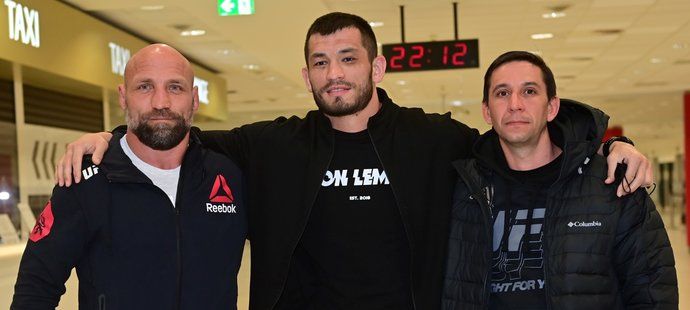 Machmud "Mach" Muradov na letišti v Praze s trenérem Petrem Knížetem (vlevo) po návratu z UFC 257