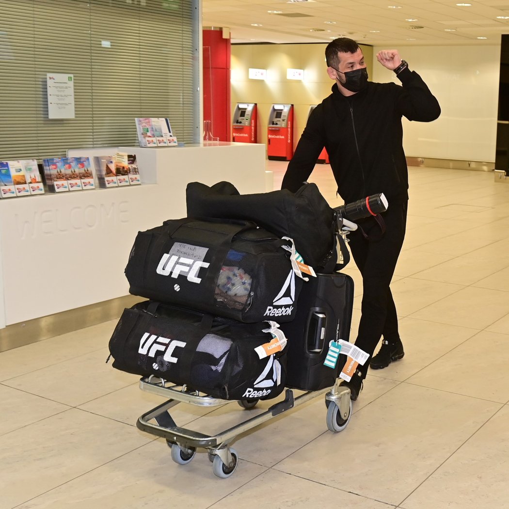Machmud &#34;Mach&#34; Muradov na letišti v Praze po návratu z UFC 257