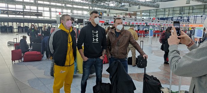 Boxer Vasil Ducár (uprostřed) v obklopení trenérů na pražském letišti před odletem do Anglie. Zleva: Michal Vančura a Karel Kaiser.