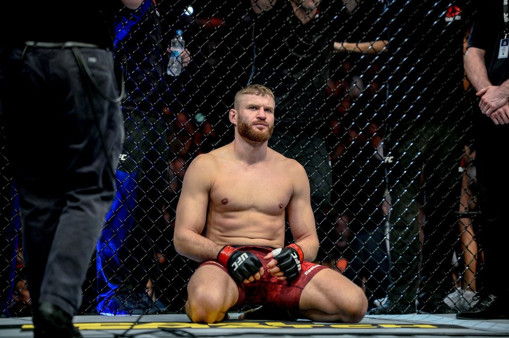 Polský zápasník Jan Blachowicz vydechuje krátce poté, co prohrál zápas proti Thiagu Santosovi