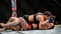 Ženský souboj Lucie Pudilové s Liz Carmoucheovou proběhl na akci UFC v Praze.
