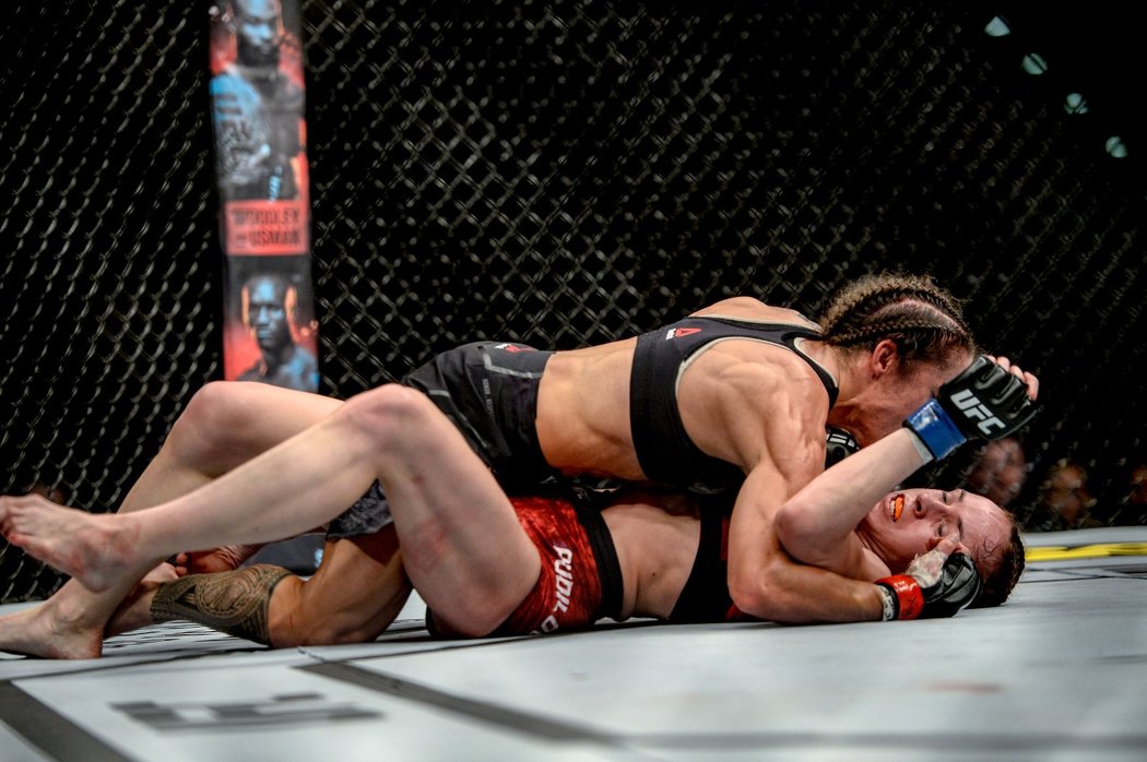 Ženský souboj Lucie Pudilové v UFC s Liz Carmoucheovou přinesl i hodně zajímavých poloh