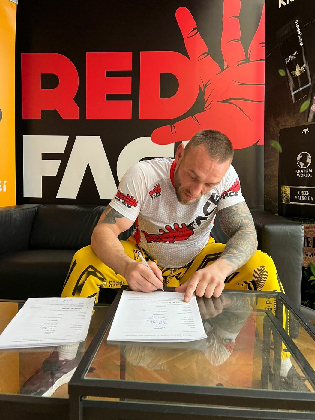MMA zápasník Patrik Jevický podepisuje smlouvu s novou organizací RedFace