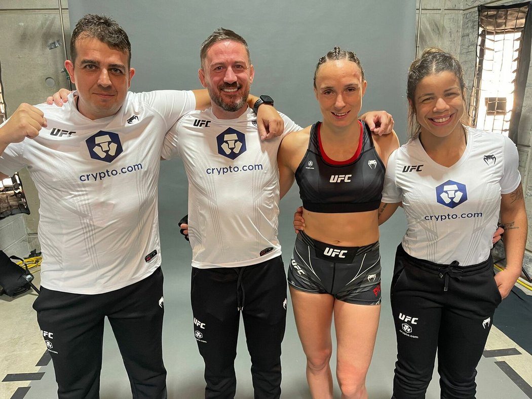 Lucie Pudilová (druhá zprava) po zápase v UFC, zcela vlevo je na fotografii člen jejího týmu a zároveň promotér RedFace Petr Diviš