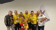 Lucie Sedláčková slaví vítězství v Oktagonu, v jejím týmu je i promotér RedFace Petr Diviš (druhý zprava)