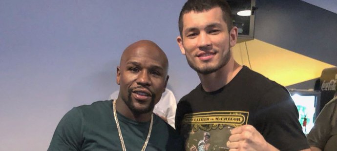 Floyd Mayweather a Machmud Muradov si užili zábavu v nočním klubu