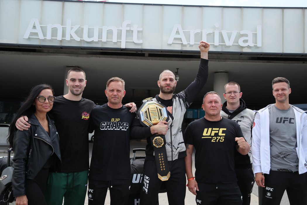 MMA zápasník a první český držitel pásu UFC Jiří Procházka společně s přítelkyní Kamilou