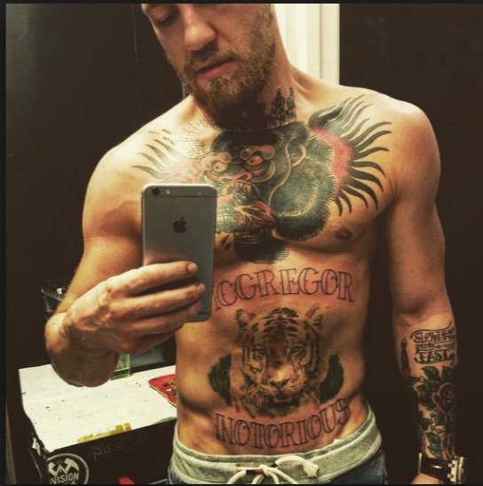 Conor McGregor a jeho potetované tělo.