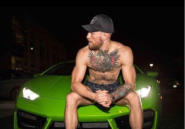 Conor McGregor se na instagramu stejně jako Floyd Mayweather rád chlubí svými auty