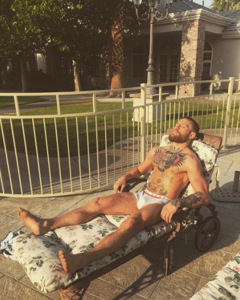 Bojovník MMA Conor McGregor relaxuje po tréninku