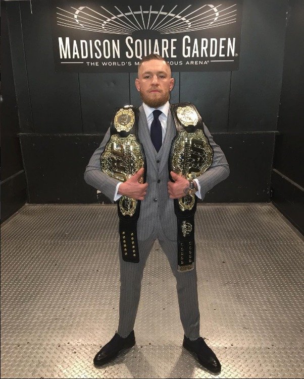 Conor McGregor je teď držitelem dvou pásů UFC současně.