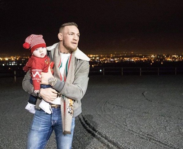 Conor McGregor se synem