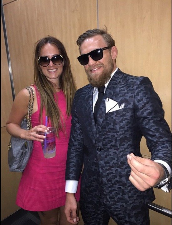 Conor McGregor se objevuje na veřejnosti výhradně v dobře padnoucím obleku.