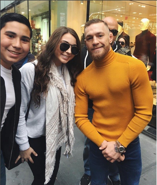 Conor McGregor na snímku s fanoušky.