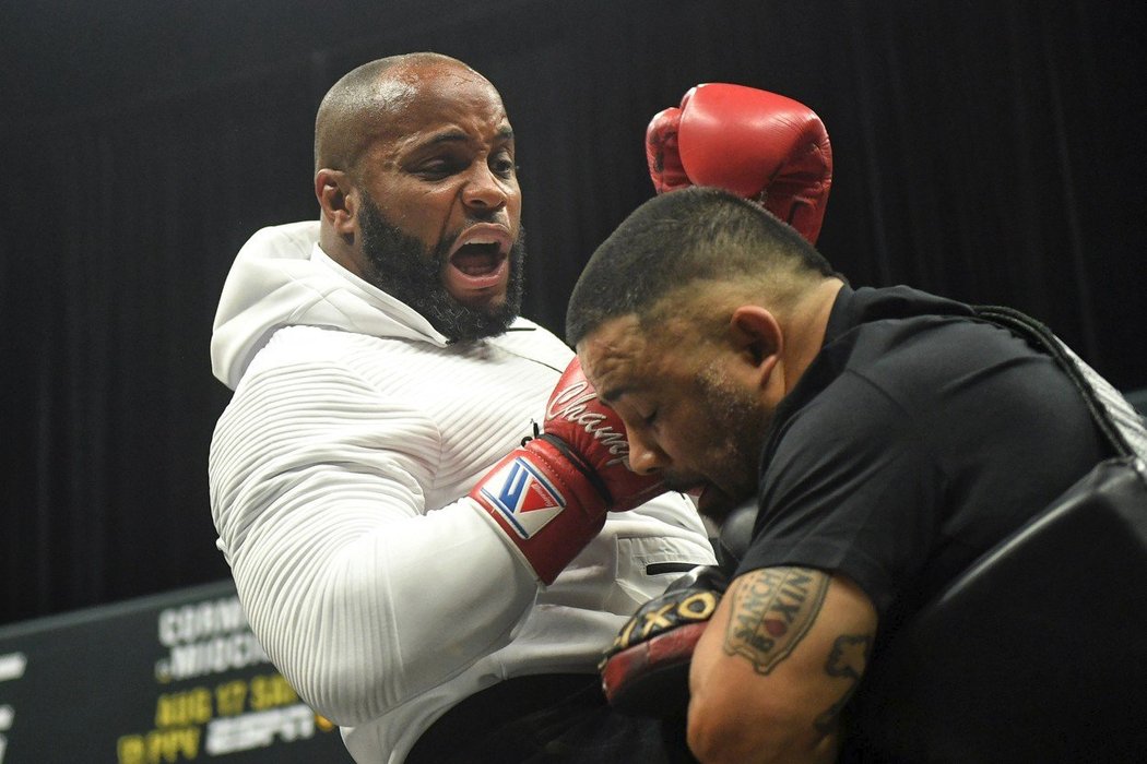 World MMA Heavyweight šampión Daniel Cormier (vlevo) během tréninku v anaheimském Honda Center