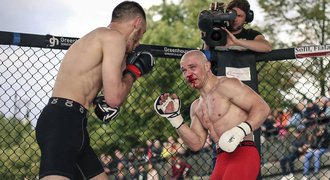 Rvačky pod širým nebem. Šampionát ČR v MMA zaplnil pražskou náplavku