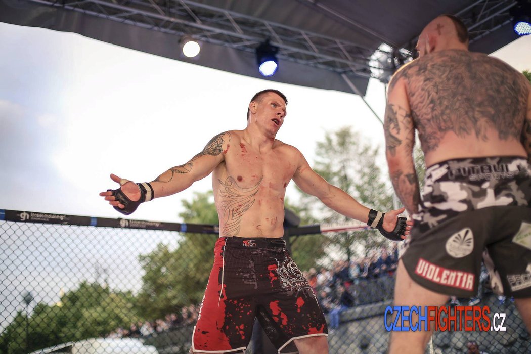 Na pražské Náplavce proběhl pod širým nebem galavečer MMA