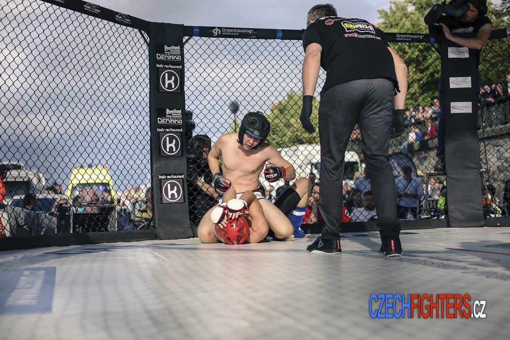 Na pražské Náplavce proběhl pod širým nebem galavečer MMA