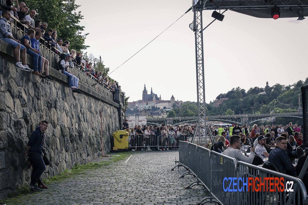 Na pražské Náplavce proběhl pod širým nebem galavečer MMA