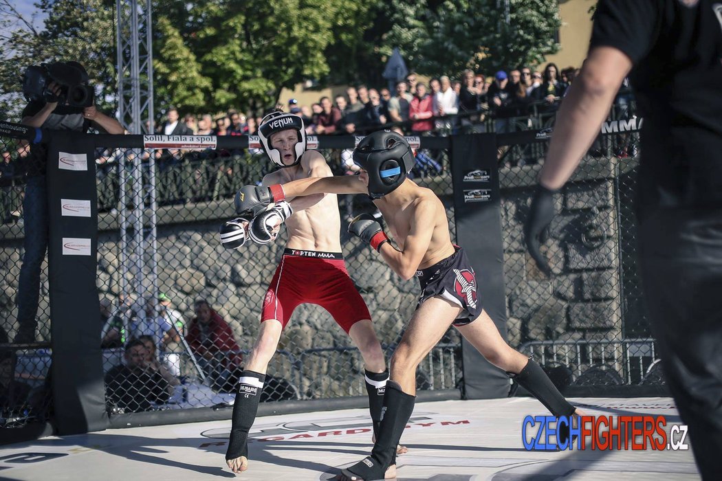 Na pražské Náplavce proběhl pod širým nebem galavečer MMA