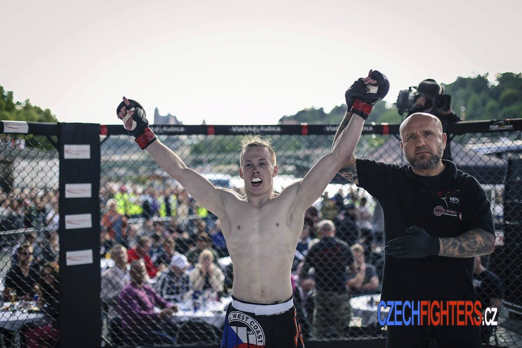 Na pražské Náplavce proběhl pod širým nebem galavečer MMA