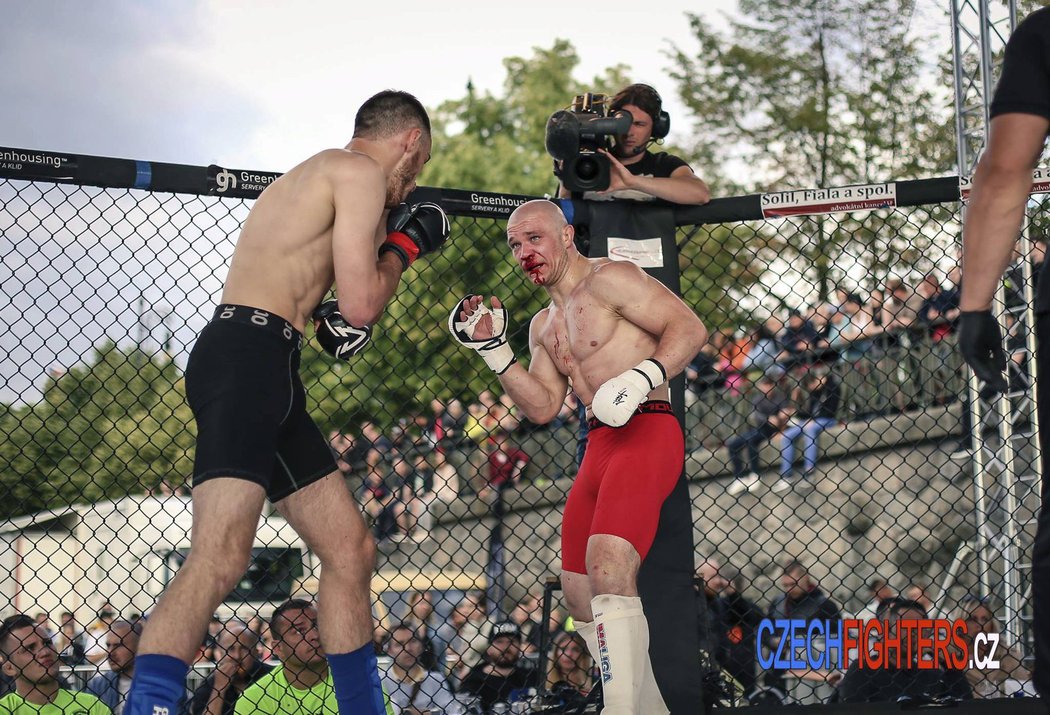 Na pražské Náplavce proběhl pod širým nebem galavečer MMA