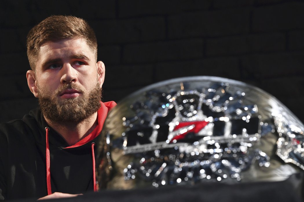 Jiří Procházka pózuje s pásem pro šampiona organizace Rizin