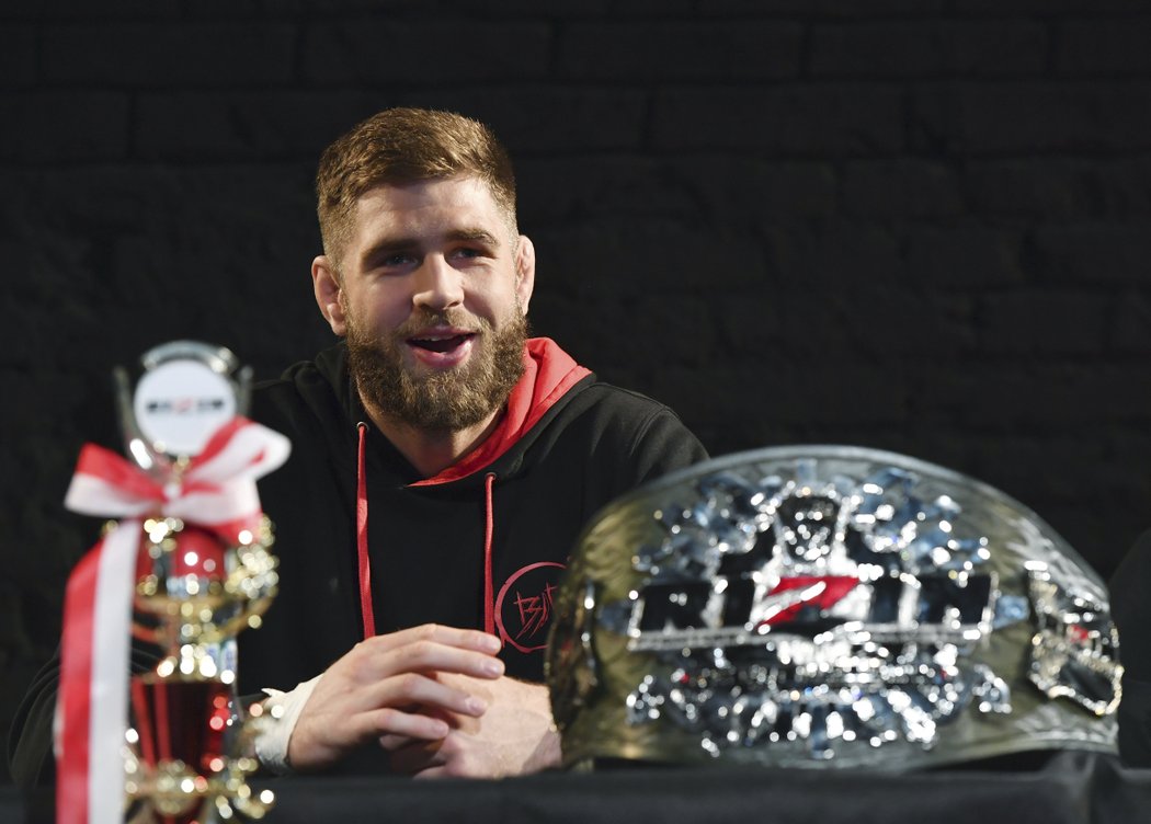 Jiří Procházka pózuje s pásem pro šampiona organizace Rizin