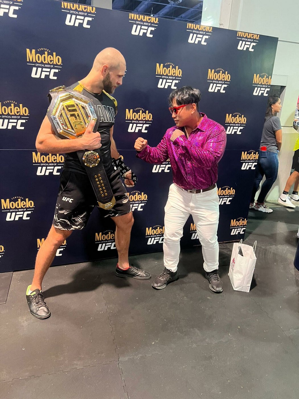 Na fotku s Jiřím Procházkou se stála fronta na turnaji UFC