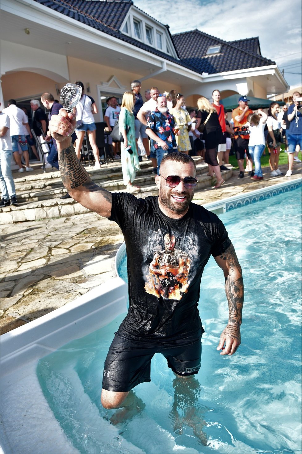 Karlos Vémola na oslavě skončil v bazénu