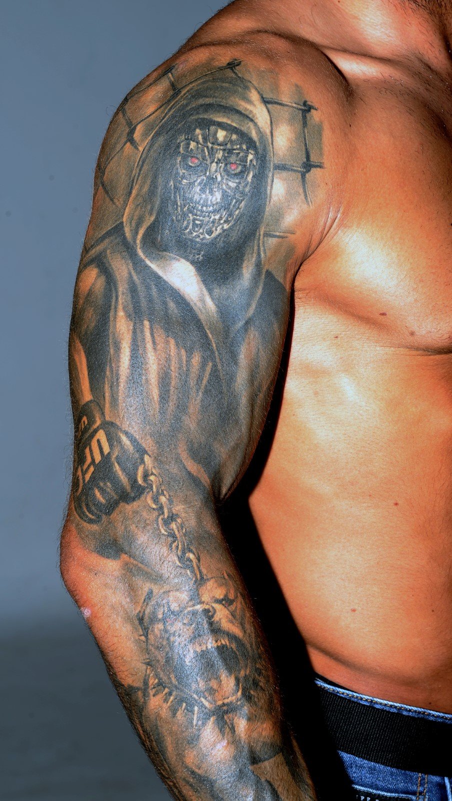 Karlos Vémola má na sobě mnoho tetování, každé z nich má svůj jedinečný příběh