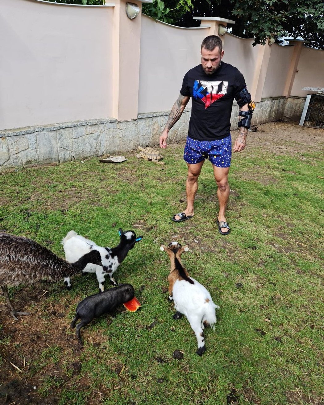 Karlos Vémola se svými zvířaty v domácí zoo