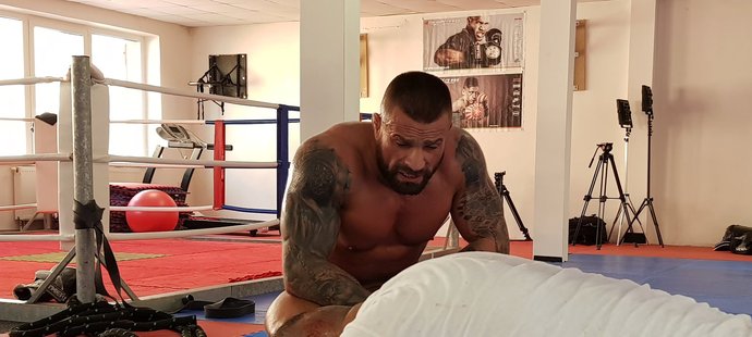 Zničený Karlos Vémola oddechuje při tréninku na zápas s Petrem Ondrušem