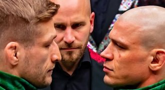 Kozma pálí do soupeře: Odporný! Nepodám mu ruku. Přišla omluva Kozma pálí do soupeře: Odporný! Nepodám mu ruku. Přišla omluva