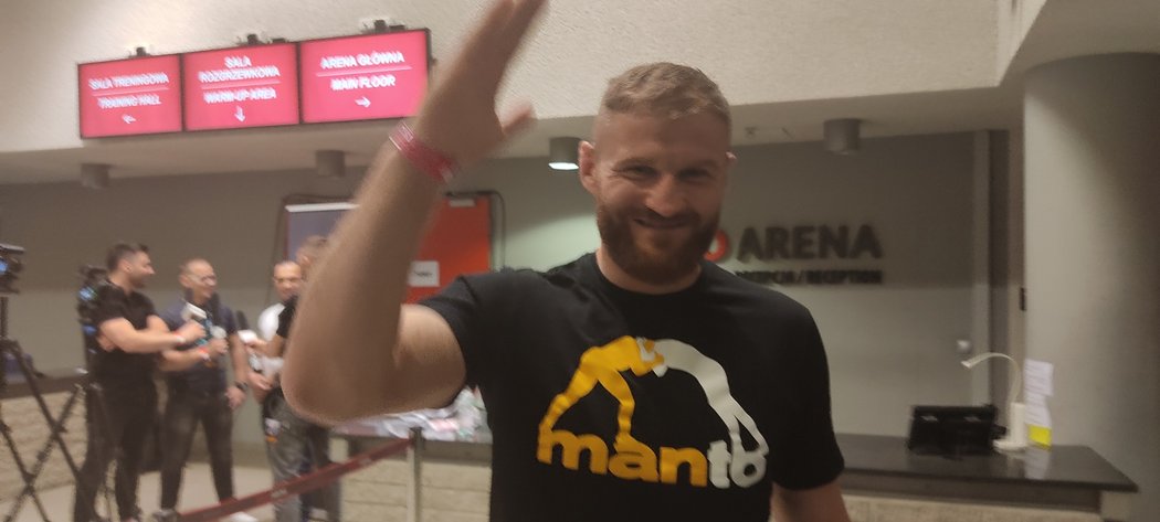 Jan Blachowicz mává na dálku Jiřímu Procházkovi