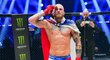 Tradiční salut MMA zápasníka Dominika Humburgera, který je civilním povoláním voják