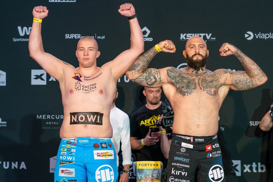 Čech Michal Martínek (vpravo) prožil vítězný debut v KSW, kde porazil polského zápasníka MMA Stawowého