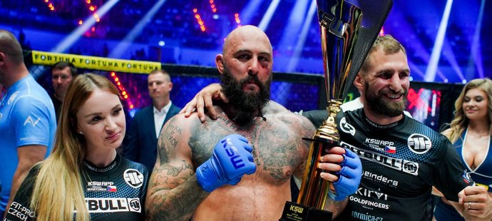 MMA bojovník Michal Martínek se raduje se svou manželkou a trenérem Andrém Reindersem z úvodní výhry v KSW