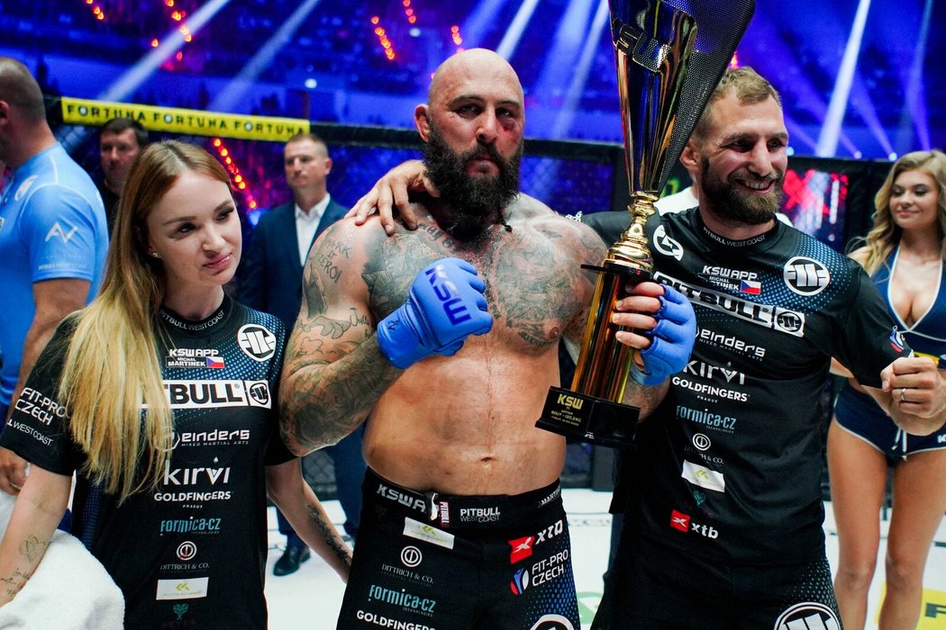 MMA bojovník Michal Martínek se tentokrát se svou manželkou a trenérem Andrém Reindersem z výhry v KSW radovat nemohl