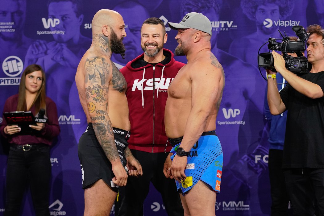 Český bijec Michal Martínek (vlevo) čelí na vážení svému poslednímu sokovi, legendě polského MMA Danielu Omielanczukovi