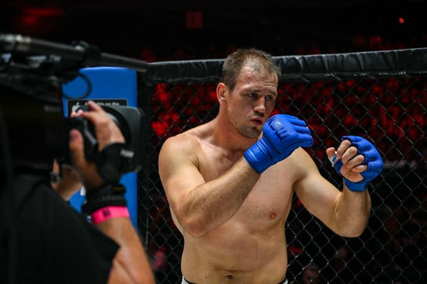 Viktor Pešta při svém debutu v KSW předvedl totální dominanci Viktor Pešta při svém debutu v KSW předvedl totální dominanci